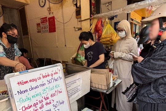 Quán bánh chuối gây tranh cãi ở Hà Nội, chưa tới giờ bán, khách vẫn cố chờ