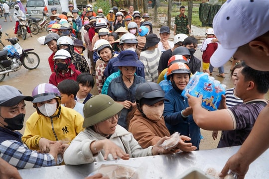 Khát nước sạch giữa rốn lũ