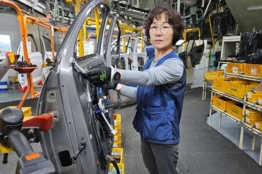 Vỡ mộng 'ở nhà chồng nuôi', phụ nữ Hàn Quốc đi làm lại