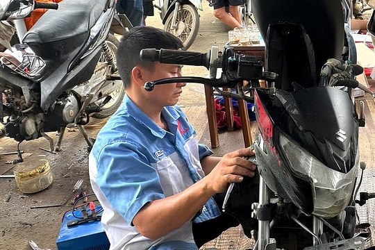 Tiệm sửa xe 0 đồng trong rốn lũ