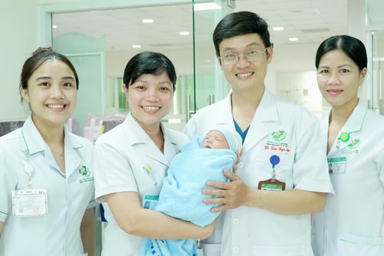 Vỡ tử cung lúc sinh, mẹ con được cứu trong 10 phút