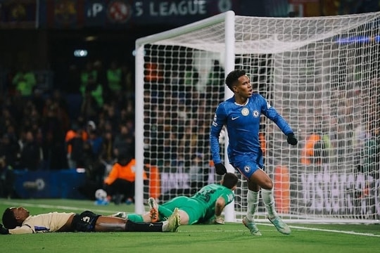 HLV Chelsea: 'Đừng vội ví Estevao, Yamal như Messi, Ronaldo mới'