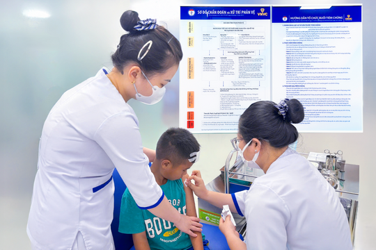 Người dân vùng lũ được tiêm vaccine miễn phí