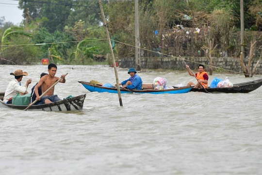 Khu dân cư bị cô lập một tuần trong lũ