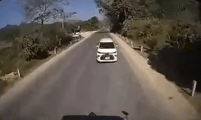 Ôtô lấn làn tông xe đầu kéo, 4 người tử vong