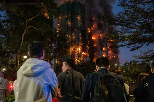 Nhân chứng kể khoảnh khắc chung cư Hong Kong chìm dần trong biển lửa