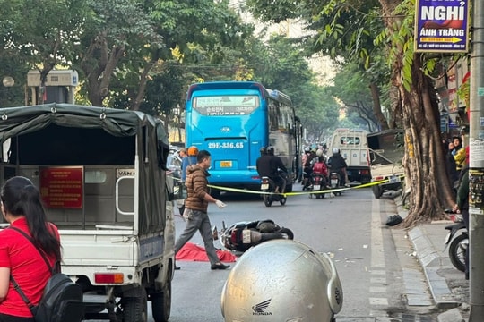 Cô gái tử vong sau va chạm với xe khách trên phố ở Hà Nội