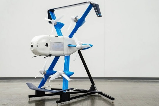 Drone giao hàng làm đứt cáp Internet