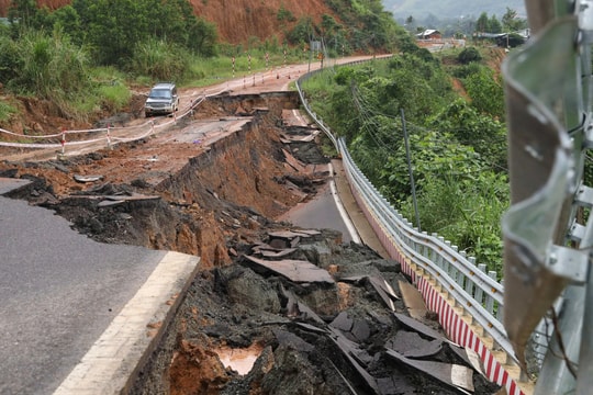 Đèo Khánh Lê bị xé toạc sau chuỗi sạt lở, sụt lún
