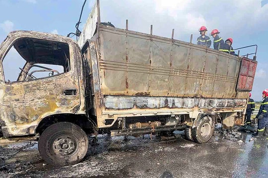 Xe tải cháy rụi trên cao tốc Hàm Nghi - Vũng Áng