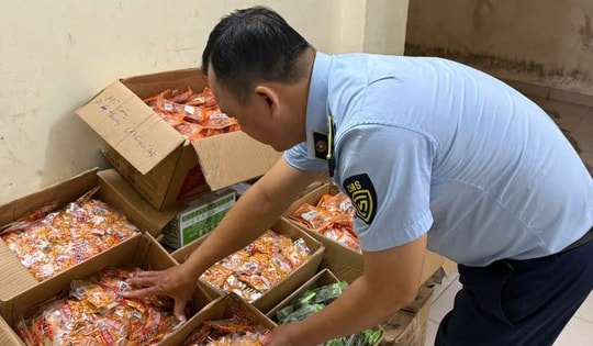 Phát hiện số lượng lớn bánh kẹo bán Tết không rõ xuất xứ