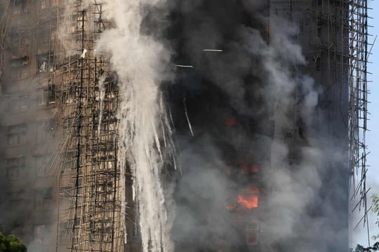 Cháy chung cư ở Hong Kong, 44 người chết: Tại sao đám cháy lan nhanh bất thường?