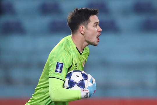 Nguyễn Filip mắc sai lầm, Công an Hà Nội vất vả thắng đội bóng Trung Quốc