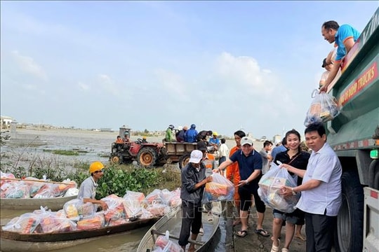 Trong tâm cơn 'đại hồng thủy' - Bài 3: Nước lũ rút, tình người dâng cao