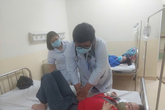 TP Hồ Chí Minh: Hàng chục học sinh và công nhân nhập viện nghi ngộ độc thực phẩm