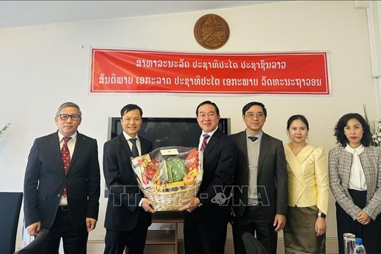 Vun đắp tình hữu nghị Việt - Lào nơi trời Âu