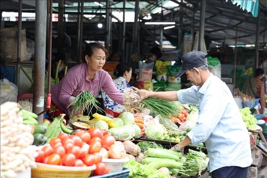 Khánh Hòa: Bình ổn thị trường hàng hóa thiết yếu, rau xanh sau lũ lụt