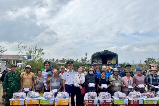 Bộ đội Biên phòng, Cảnh sát biển trao 500 suất quà và 300 triệu đồng cho nhân dân vùng lũ