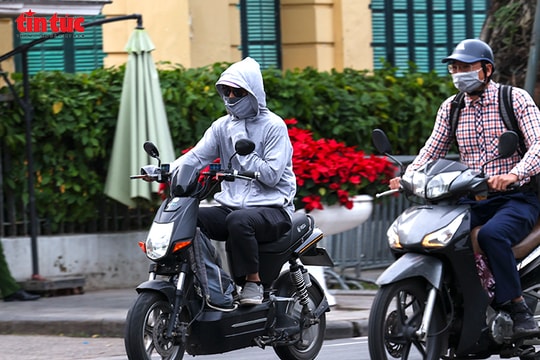 Bão số 15 đổi hướng và tiếp tục di chuyển chậm