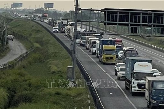 Tai nạn liên hoàn, cao tốc TP Hồ Chí Minh – Trung Lương ùn ứ kéo dài