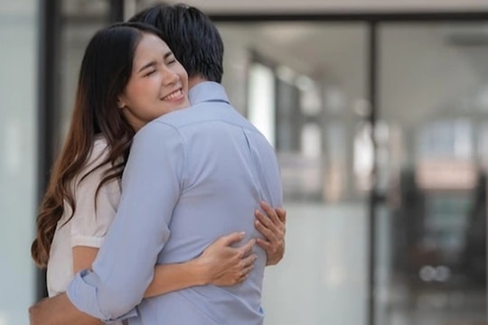 Nghi vợ ngoại tình, tôi lén theo dõi rồi bỏ chạy khi nhìn thấy một người