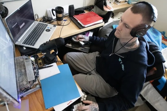 Phạm nhân ngồi tù vẫn kiếm tiền từ xa, mua được nhà phố