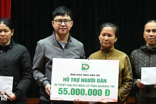 Bạn đọc Dân trí trao hỗ trợ 11 gia đình có người tử nạn trong mưa lũ