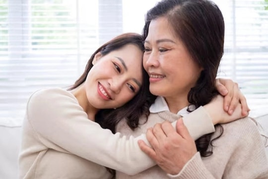 Ngày cưới, mẹ bất ngờ đưa tôi một chiếc ống bơ cũ và sự thật bất ngờ