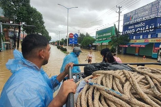 Khách nước ngoài kể giây phút cứu trợ ở vùng lũ Nha Trang