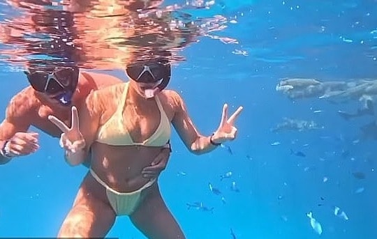 Sabalenka bơi cùng cá mập ở Brazil