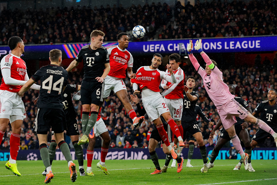 Arsenal đè bẹp Bayern