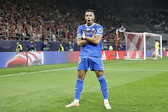 Mbappe lập hat-trick trong 6 phút ở Champions League