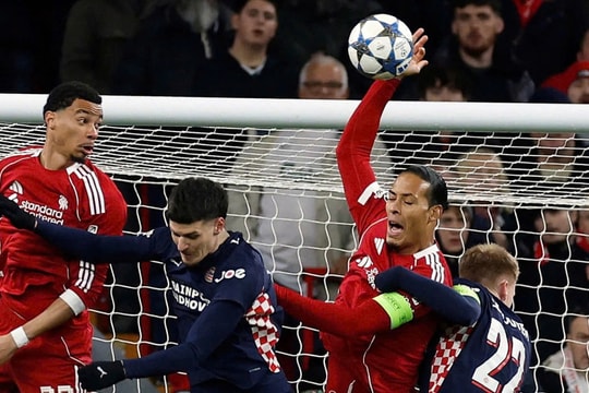 Van Dijk 'chơi bóng chuyền' trong thảm bại của Liverpool