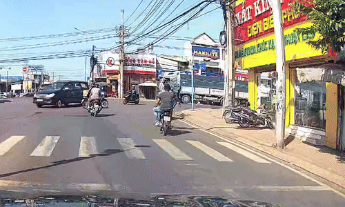 Nam thanh niên lái xe máy bằng chân