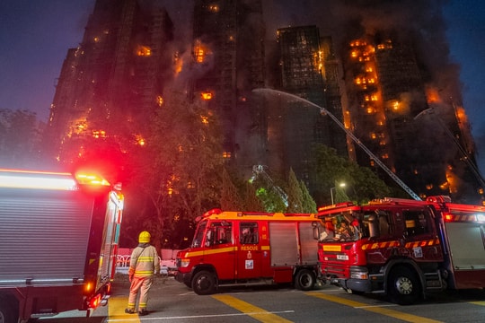 Những lính cứu hỏa quyết lao vào biển lửa trong vụ cháy chung cư Hong Kong