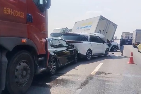 6 ôtô tông liên hoàn trên cao tốc Trung Lương