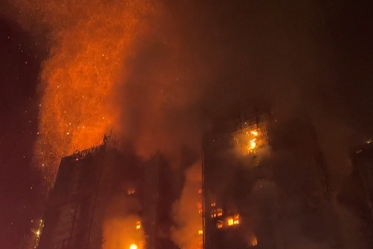 19 giờ hỏa hoạn thiêu đốt khu chung cư Hong Kong