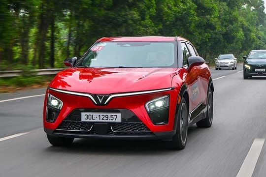 Crossover cỡ C tháng 10: CX-5 áp đảo, VF 7 tăng nhanh