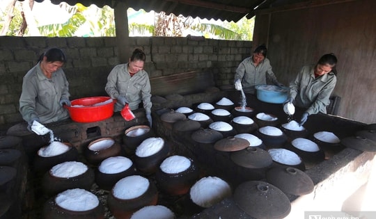 Diêm dân xứ Nghệ và khát vọng hồi sinh giá trị “vàng trắng” truyền thống