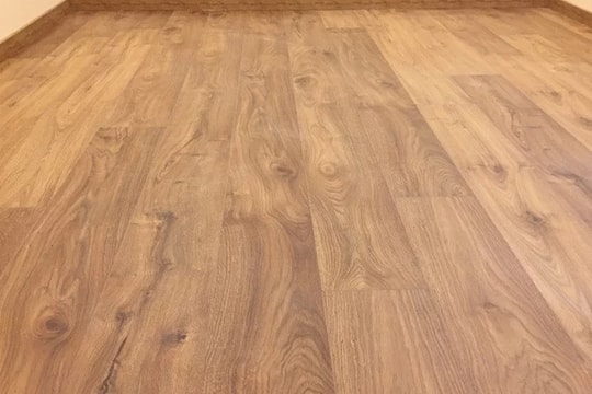 Những thói quen khiến sàn gỗ nhanh xuống cấp