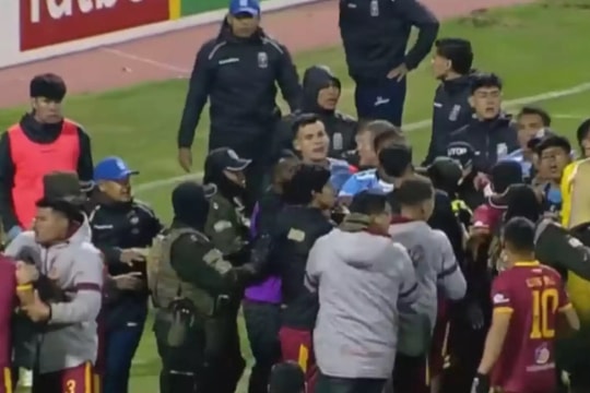 Hỗn chiến bóng đá Nam Mỹ: 17 thẻ đỏ, HLV trưởng nhập viện