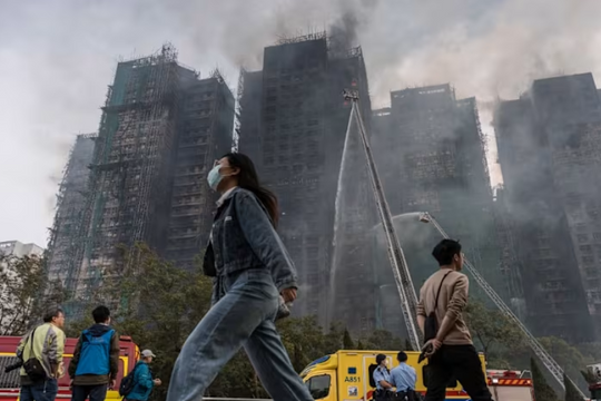 Rơi nước mắt chờ tin người thân mất tích trong vụ cháy chung cư Hong Kong