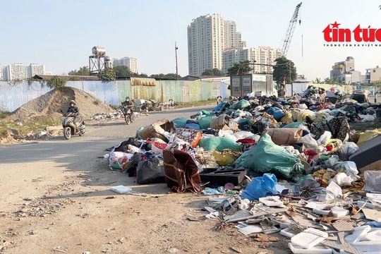 Rác thải chất đống, bốc mùi xú uế ở khu đô thị Nam An Khánh Hà Nội