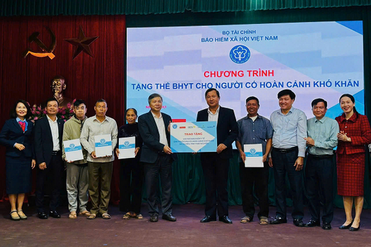 Trao tặng miễn phí sổ BHXH, thẻ BHYT cho người có hoàn cảnh khó khăn tại vùng lũ