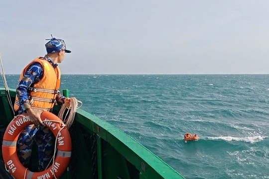 Hai thuyền viên tàu hàng bị lập chìm trên biển được Vùng 5 Hải quân kịp thời cứu vớt