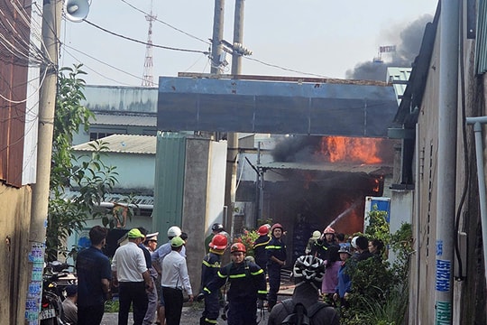 TP Hồ Chí Minh: Cháy kho phụ tùng máy lạnh rộng hơn 300m2 trong khu dân cư