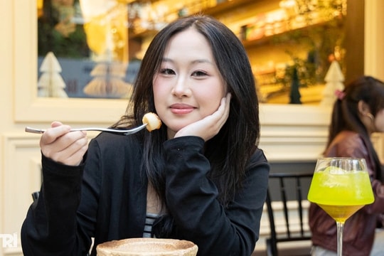 Khách Tây chắp tay... cúi đầu cảm ơn vì quán ăn ở Hà Nội bán đồ quá ngon