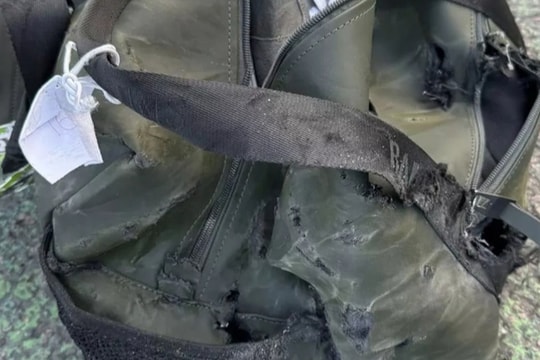 Đi hãng hàng không giá rẻ, khách bức xúc nhận về túi hành lý bị rách bươm