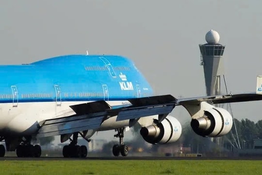 Máy bay đang lăn bánh, cửa thoát hiểm đột ngột mở tung: Nguyên nhân bất ngờ