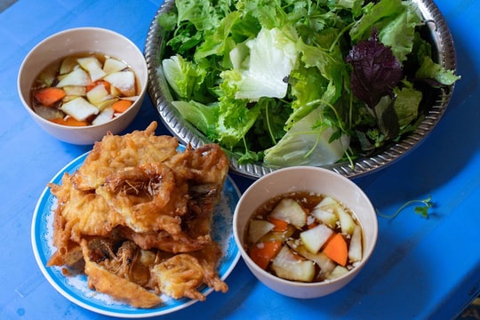 Quán bánh tôm 40 năm hút khách trong ngõ Đồng Xuân